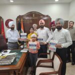 ਠੇਕੇਦਾਰ ਪਰਚਿਆਂ ਦੇ ਨਾਮ ਤੇ ਵਸੂਲ ਰਿਹਾ ਹੈ ਜ਼ਬਰਨ ਪੈਸੇ/ ਸਬਜ਼ੀ ਮੰਡੀ ਦੇ ਗੇਟ ਤੇ ਲਗਾਇਆ ਧਰਨਾ